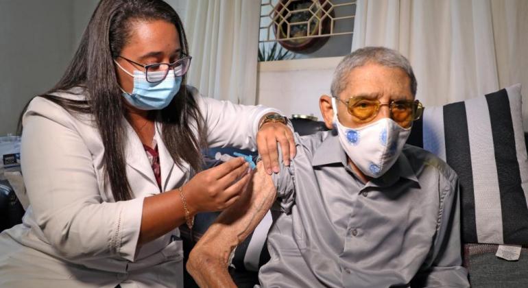 Idoso José Batista Soares, de 99 anos, sendo vacinado em BH