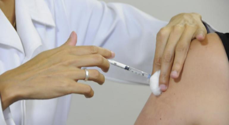 Campanha Nacional de Vacinação contra a Gripe termina em 30 de junho Imagem de aplicação de vacina no Centro de Saúde Tia Amância