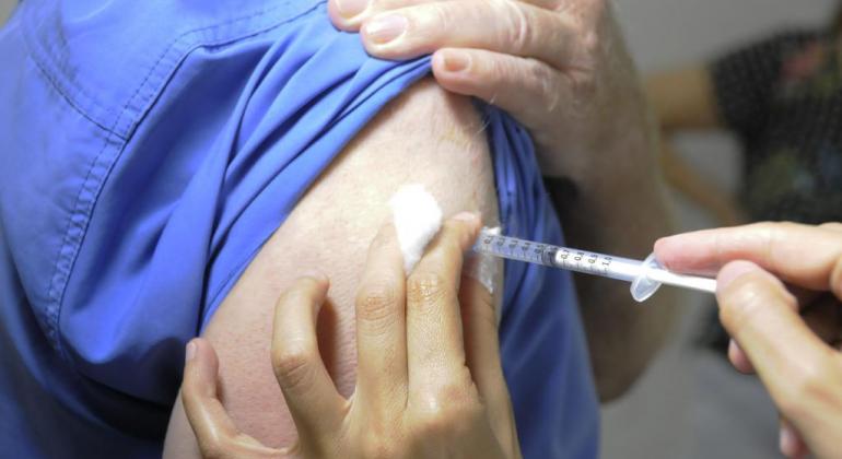 Pessoa sendo vacinada no Centro de Saúde Tia Amância