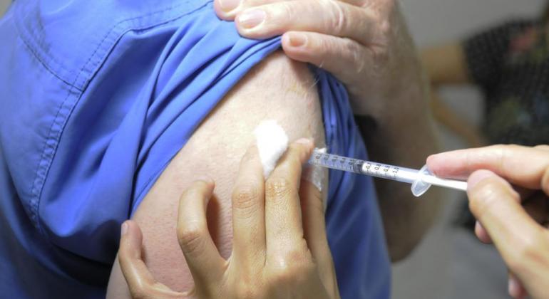 Novo grupo começa a ser vacinado contra a gripe nesta segunda-feira, dia 18 Pessoa sendo vacinada no Centro de Saúde Tia Amância