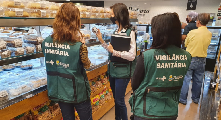 Prefeitura intensifica vistorias da Vigilância Sanitária em bares e restaurantes Equipes da Vigilância Sanitária em ações de fiscalização