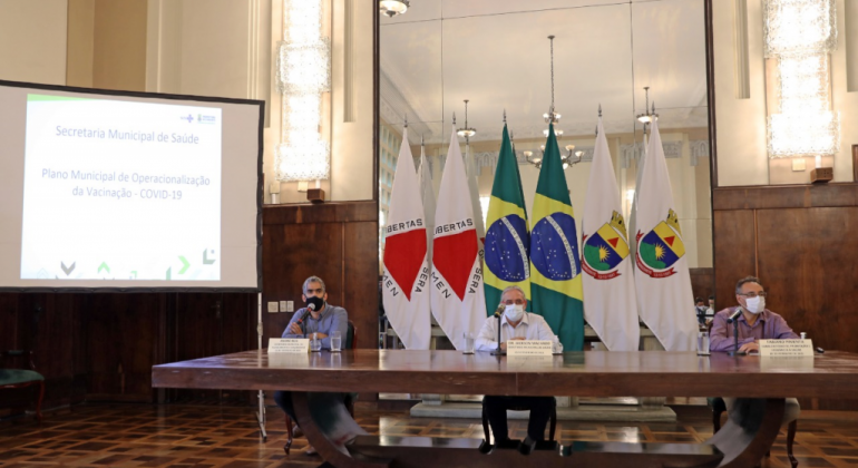 Prefeitura volta a autorizar o consumo de bebidas alcoólicas entre 11h e 22h Secretários municipais de Planejamento, Orçamento e Gestão e Saúde e Subcretário de Saúde reunidos em coletiva de imprensa