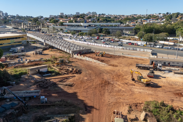 Obras da Cristiano Machado com Sebastião de Brito terão adequações para garantir mais segurança e qualidade Canteiro de obra com máquinas e operários nas avenidas Cristiano Machado e Sebastião de Brito