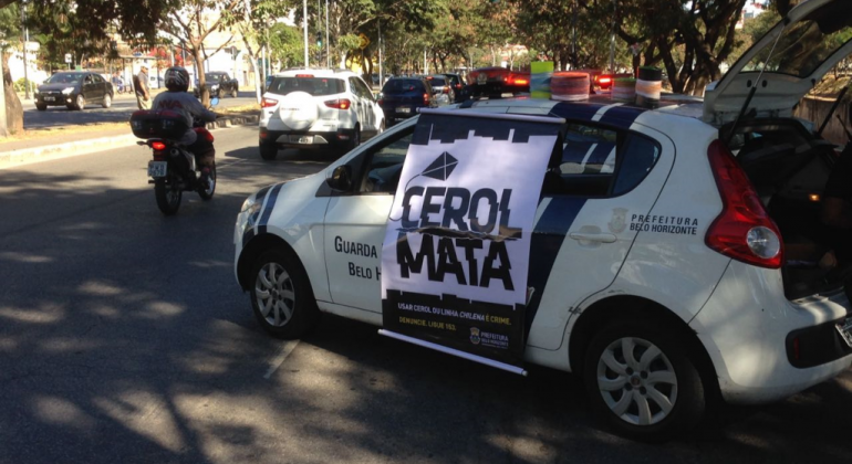 Guarda Municipal faz blitz contra o uso de cerol e linha chilena no dia 14 Banner pendurado numa viatura da Guarda Municipal com os dizeres: Cerol mata
