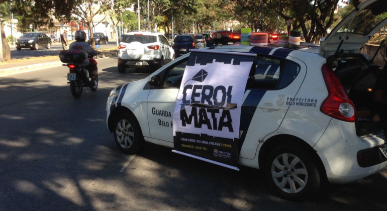 Banner pendurado numa viatura da Guarda Municipal com os dizeres: Cerol mata