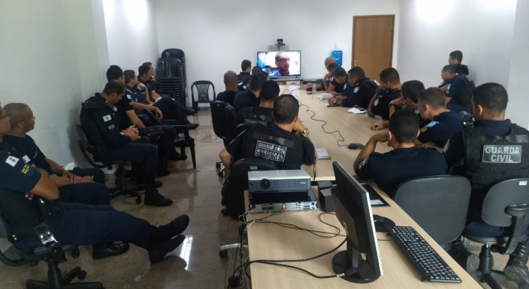 Duas turmas compostas por 35 agentes da Guarda Municipal de BH, cada uma, participaram de treinamento para utilização de etilômetros. Foto: Divulgação PBH Turma da guarda municipal, com 35 alunos sentados, assistem a vídeo sobre o uso do etilômetro.