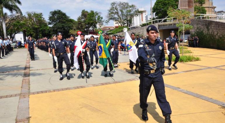 Guarda Municipal coordena solenidade de Troca da Bandeira Guardas Municipais marcham e carregam bandeira