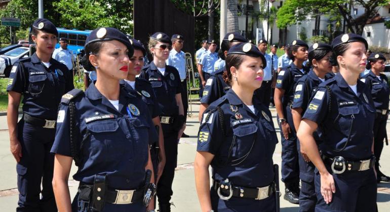 Grupamento feminino da Guarda Municipal usando uniforme faz continência