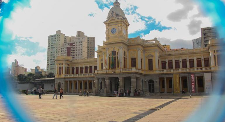 Na sexta-feira, dia 9/11, haverá Solenidade de Juramento à Bandeira na Praça da Estação. Foto: Stênio Lima/PBH Prédio da Praça da Estação com efeito de círculo azul, durante o dia.