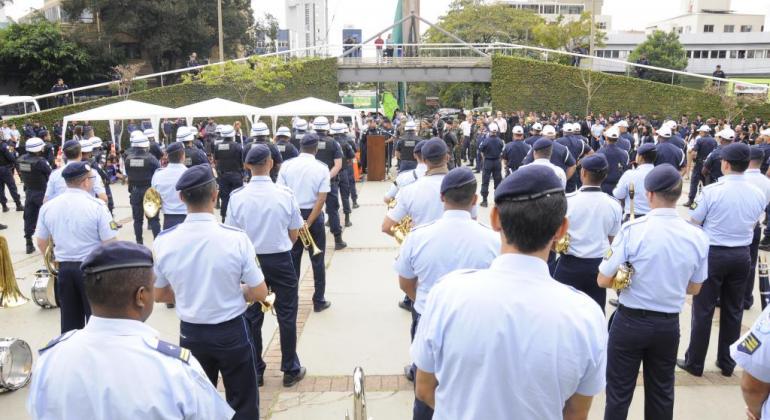 Mais de cinquenta guardas municipais em cerimônia na Praça da Bandeira. 