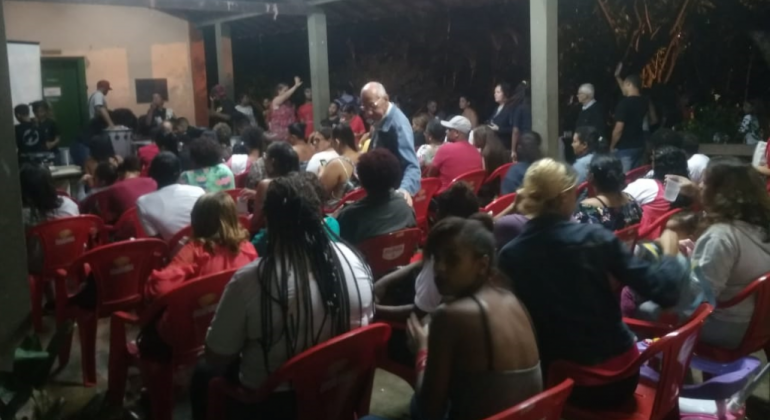 Evento foi gratuito e aconteceu na noite de quarta-feira, dia 29/5, no Centro de Vivência Agroecológica Taquaril, na região Leste. Foto: Divulgação PBH Mais de quarenta pessoas sentadas para assistir a filme, à noite.