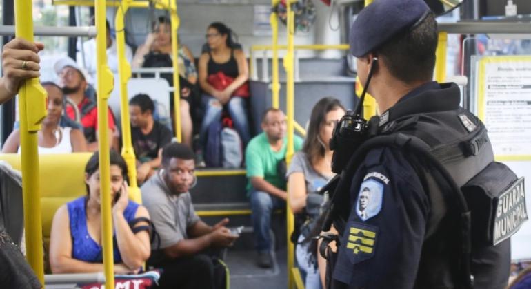 Foto: Divulgação PBH Guarda Municipal observa mais de dez pessoas sentadas dentro do ônibus.