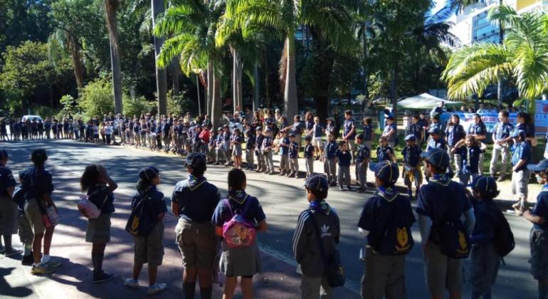 Mais de 60 escoteiros reunidos no Parque Municipal Américo Renné Giannetti durante o dia. 