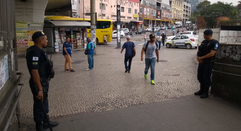 Guardas municipais marcam presença na Praça Vaz de Melo, no viaduto do metrô e na área entre a Praça do Peixe até a Estação SENAI. Foto: Divulgação PBH Dois guardas municipais observam cidadãos passando em parte de baixo do viaduto da Lagoinha, durante o dia.