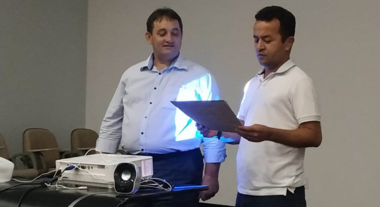 Especialista em Segurança Bancária e Ações Preventivas participou de debate promovido pela Guarda Municipal no dia 25/4. Foto: Divulgação PBH Dois homens palestram ao lado de projetor.