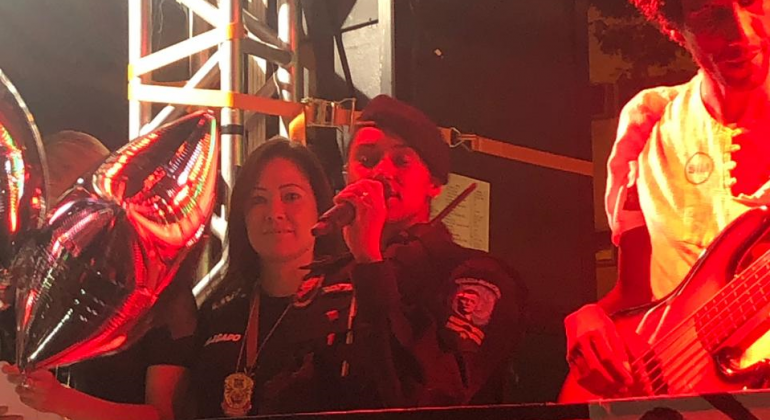 Campanha contra assédio tem ação educativa da Guarda Municipal e Polícia Civil Guarda municipal e policial civil em evento carnavalesco