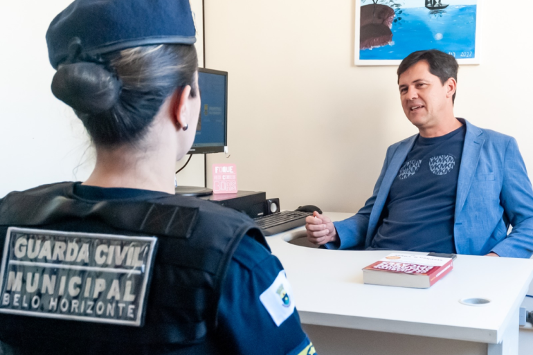 Guarda Municipal em atendimento no NAAG