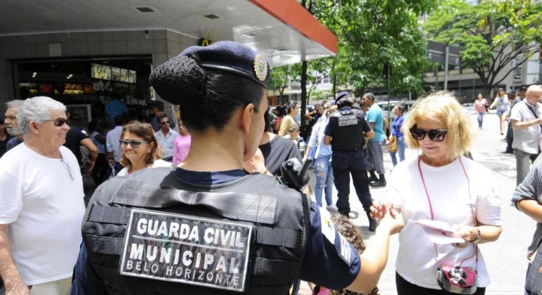 Agente feminina da Guarda Municipal de Belo Horizonte durante ação na capital