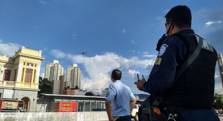 Guarda Municipal usará drone nas patrulhas do Carnaval Guarda Municipal controlando o Drone