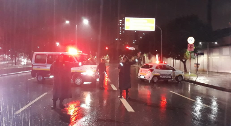 Guarda Municipal atuou em mais de cem ações desde o início das fortes chuvas Guardas fechando vias durante as chuvas.