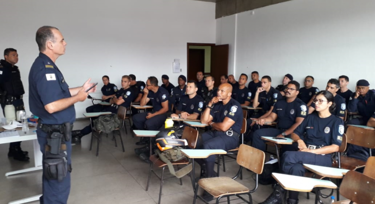 Guarda Municipal faz curso de qualificação para serviços no Carnaval Curso de qualificação para serviços no Carnaval sendo ministrado