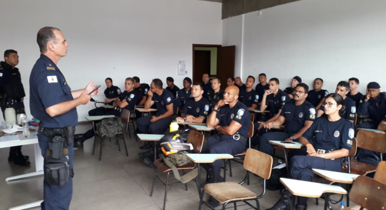 Curso de qualificação para serviços no Carnaval sendo ministrado