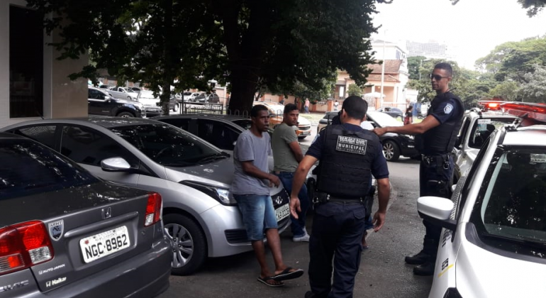 Na região hospitalar, aplicativo auxilia Guarda Municipal na prisão de seis acusados de atuar como flanelinhas. Foto: Divulgação PBH Dois guardas municipais abordam dois jovens em uma região com muitos carros.