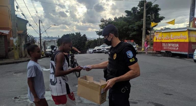 Guardas Municipais distribuem máscaras a pessoas nas ruas 