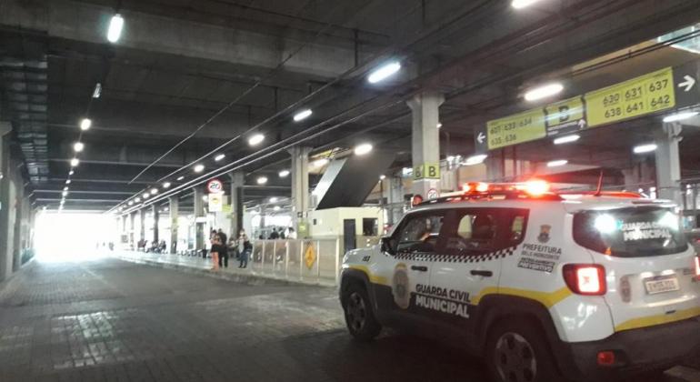 PBH atua nas estações de ônibus para garantir segurança PBH atua nas estações de ônibus para garantir segurança