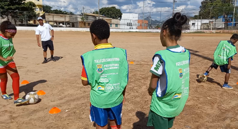 Seleções do Futuro tem vagas disponíveis para escolinha de futebol em 4 núcleos