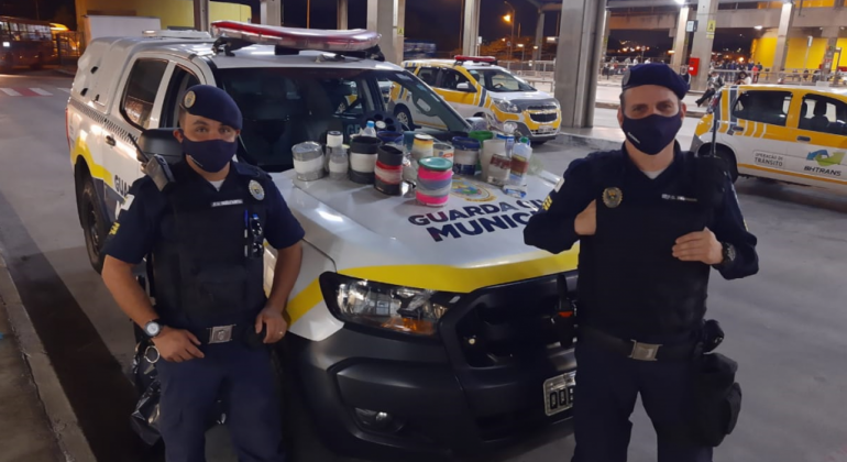 Combate ao uso de linhas cortantes faz parte da rotina da Guarda Municipal de BH Guardas Municipais em frente uma viatura com linhas cortantes apreendidas