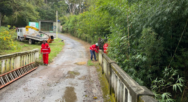Prefeitura faz manutenção em pontes, viadutos e túneis da cidade Funcionários da Prefeitura durante manutenção de uma ponte