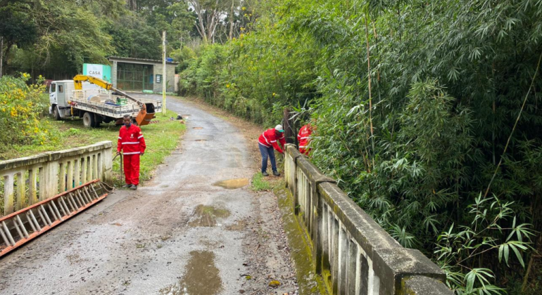 Funcionários da Prefeitura durante manutenção de uma ponte