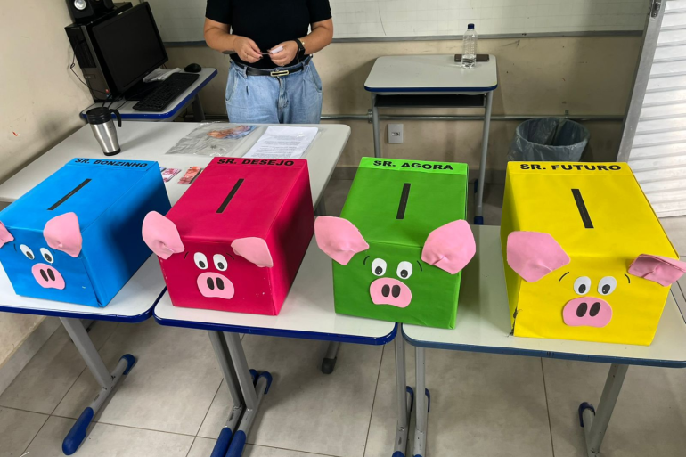 Estudantes da rede municipal aprendem planejamento e autonomia em projetos de educação financeira Estudantes da rede municipal aprendem planejamento e autonomia em projetos de educação financeira