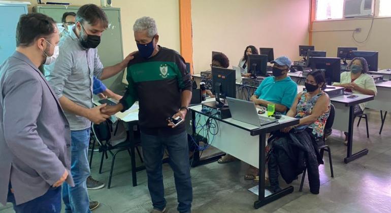 Aluno do curso de Informática Básica para Idosos comemora resultado Aluno do curso de Informática Básica para Idosos comemora resultado