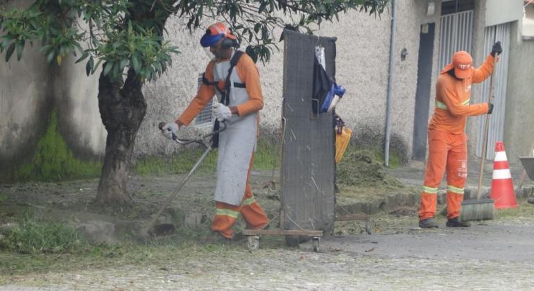 Ruas varridas por ano em Belo Horizonte equivalem a mais de 12 voltas na terra Funcionários da SLU fazem o serviço de capina nas ruas de BH