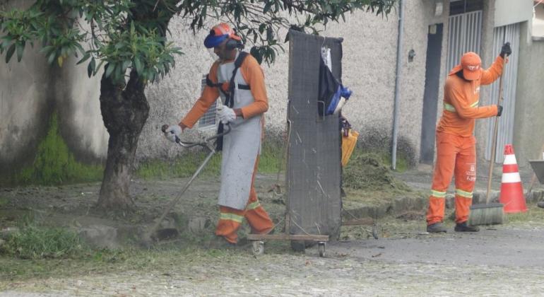 Funcionários da SLU fazem o serviço de capina nas ruas de BH 