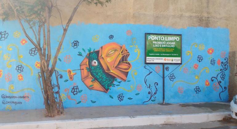 PONTO LIMPO Muro grafitado e uma placa mostrando que ali é um local "Ponto Limpo"