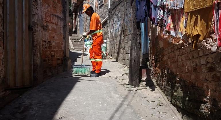 Prefeitura amplia serviços de limpeza, varrição e capina para mais 22 vilas e aglomerados. Foto: Divulgação PBH Gari limpa vila de Belo Horizonte, durante o dia.