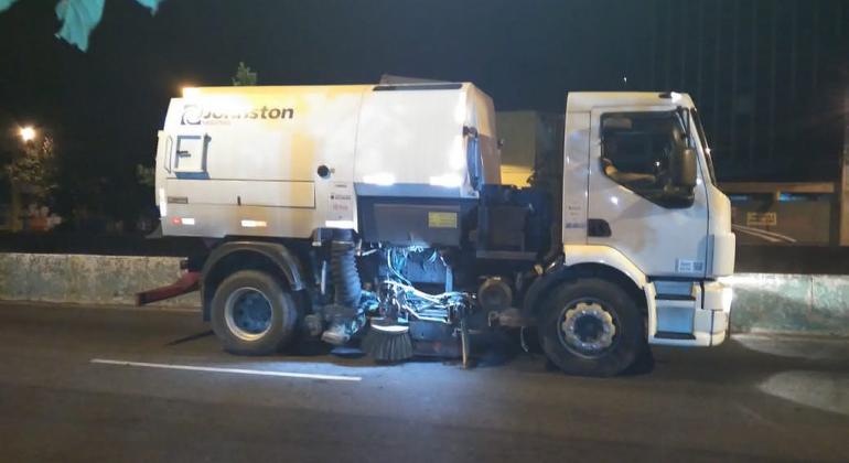 As varredeiras mecânicas realizam, durante a noite e a madrugada, o trabalho pesado de limpeza das ruas e avenidas movimentadas da cidade. Foto: Divulgação PBH Caminhão varredor na rua, durante a noite.