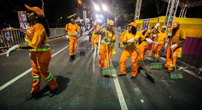 Garis trabalham para manter a cidade limpa durante o Carnaval