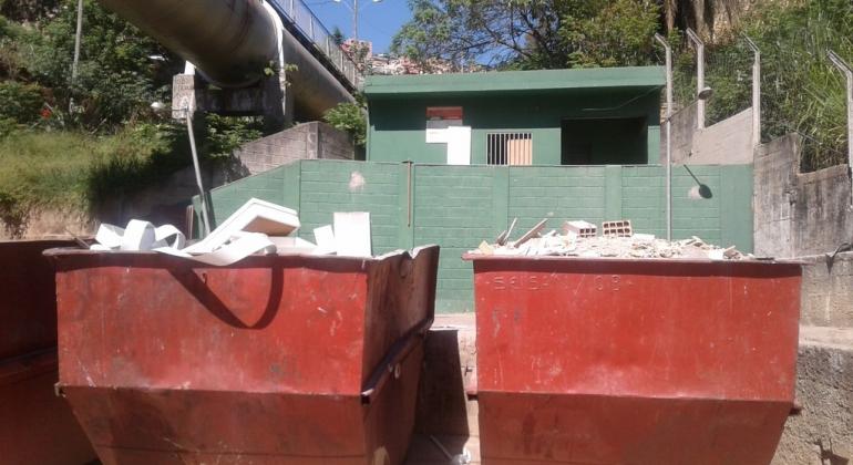 A Prefeitura vai investir R$ 1.202.403,08 na reforma de 32 unidades que receberão melhorias em setores como pintura e recuperação de portas. Foto: Divulgação PBH Duas Unidades de Recebimento de Pequenos Volumes (URPV), com entulho de construção, durante o dia.