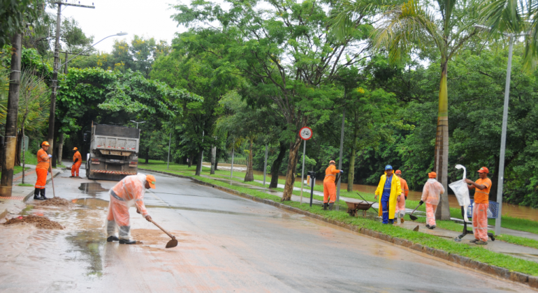 SLU retira mais de 100 toneladas de resíduos nos primeiros dias de atendimento Funcionários da SLU realizando limpeza pós-chuva na Pampulha.