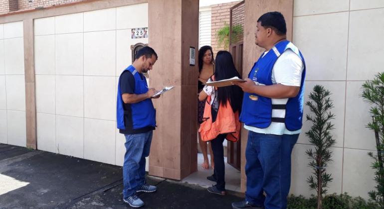 PBH reorganiza coleta seletiva no Cidade Nova e promove campanha educativa Equipe da PBH visitando casa do bairro Cidade Nova