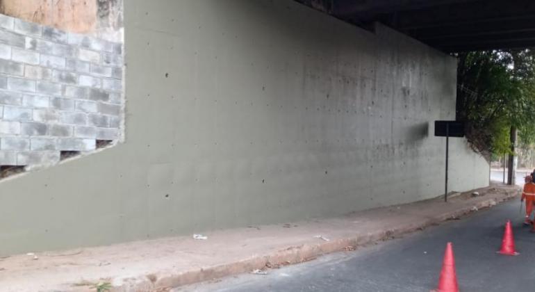 SLU retira pichações na Avenida Tereza Cristina SLU retira pichações na Avenida Tereza Cristina