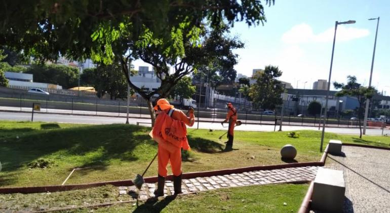 Prefeitura capina mais de 3 mil km de vias por mês Garis capinam ruas em Belo Horizonte