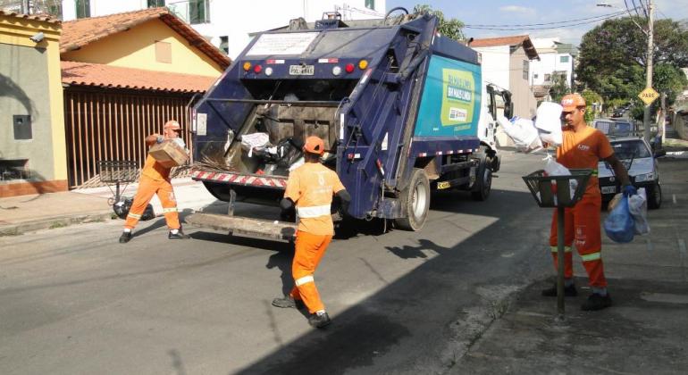 Prefeitura não fará coleta de resíduos no feriado do Dia do Trabalhador Equipe da SLU realizando a coleta do lixo.
