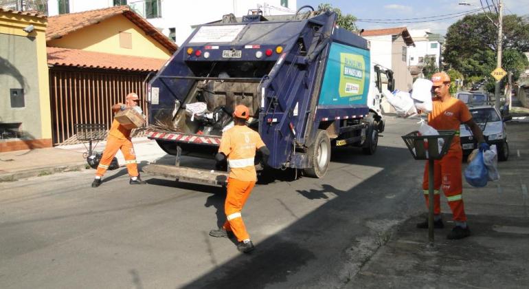 Equipe da SLU realizando a coleta do lixo.