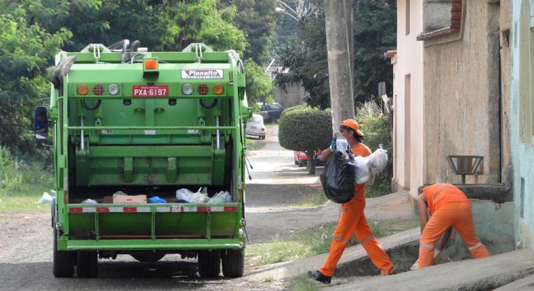 Prefeitura fará coleta de lixo normalmente nesta terça-feira, dia 21 Equipe da SLU realizando a coleta do lixo.