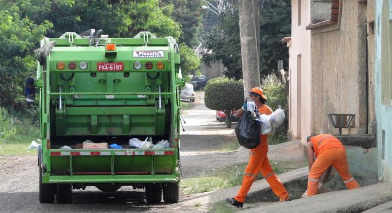 Equipe da SLU realizando a coleta do lixo. 